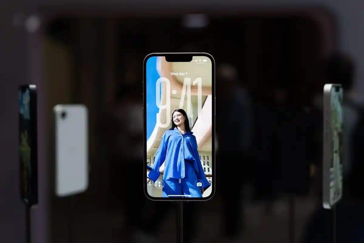 Apple iOS 26 Liquid Glass Arayüzü: Tasarım, Performans ve Kullanıcı Deneyimi Analizi