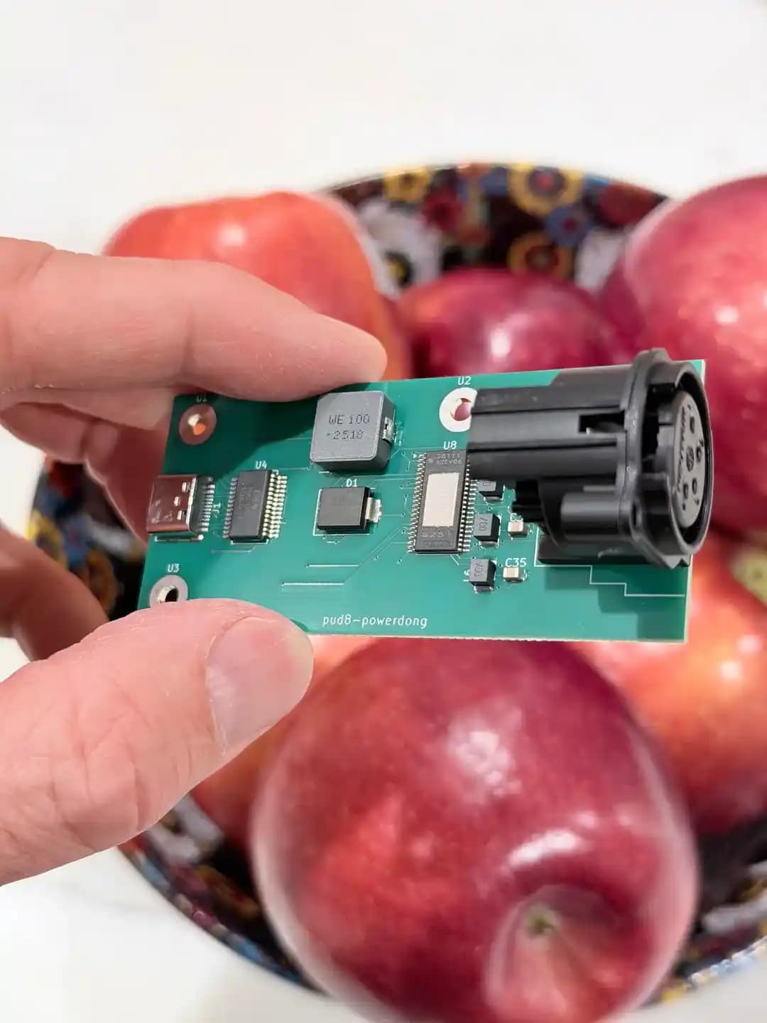 Power Dong: Apple Dongle'dan 200 Kat Daha Güçlü USB-C Kulaklık Adaptörü Tasarımı