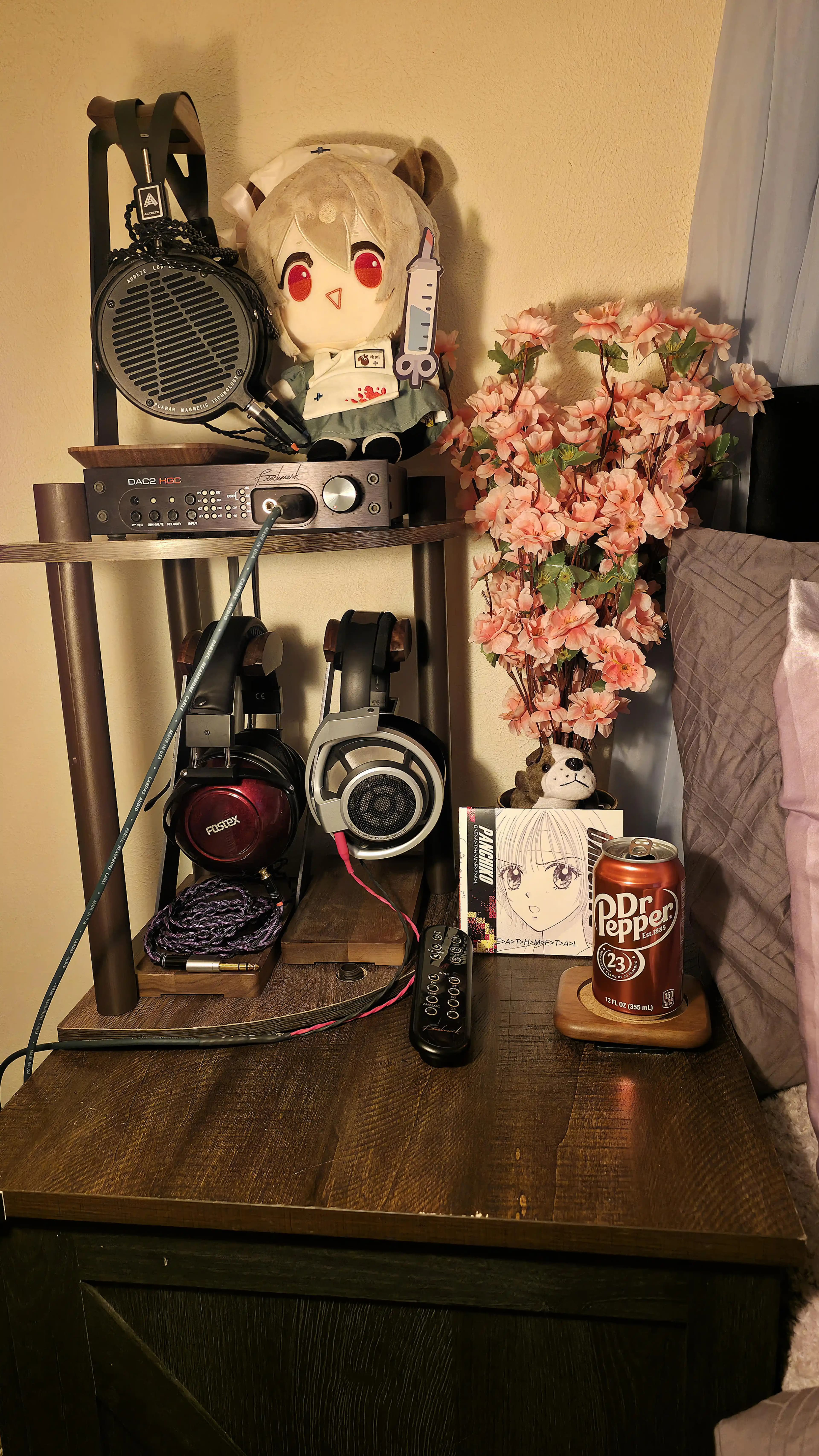 Yatak Kenarı Kulaklık Masası ve Dikkat Dağıtıcı Unsurların Azaltılmasıyla Müzik Dinleme Deneyimi