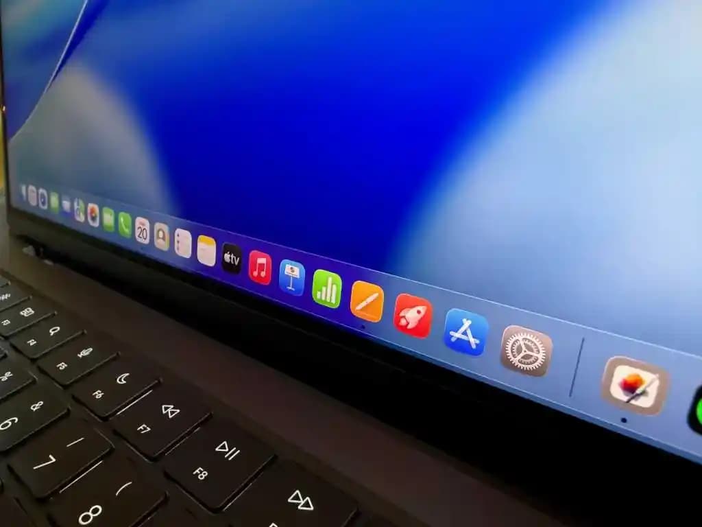 Apple'ın Yeni MacBook Modellerinde OLED Ekran, Face ID ve 5G Destekli Yenilikler