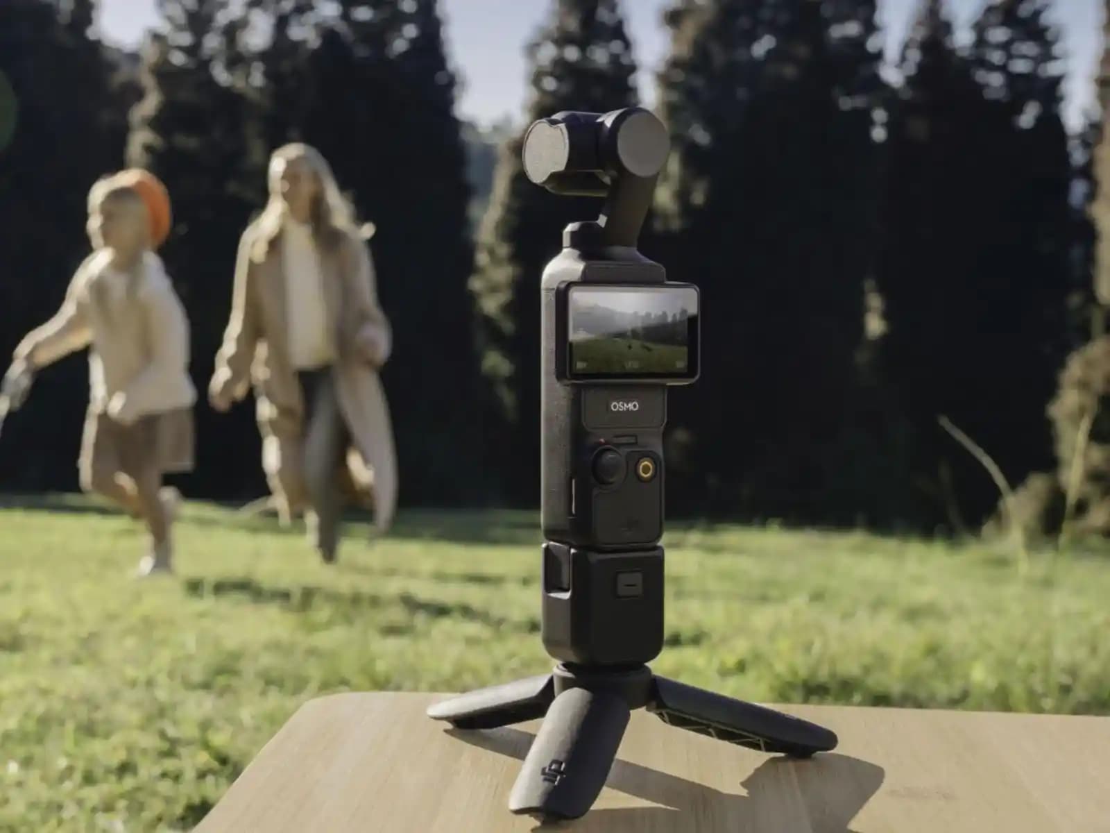 DJI Osmo Pocket 4: Sensör Yenilikleri ve Dikey Video Çekim Özellikleriyle Güncellenmiş Kompakt Gimbal Kamera