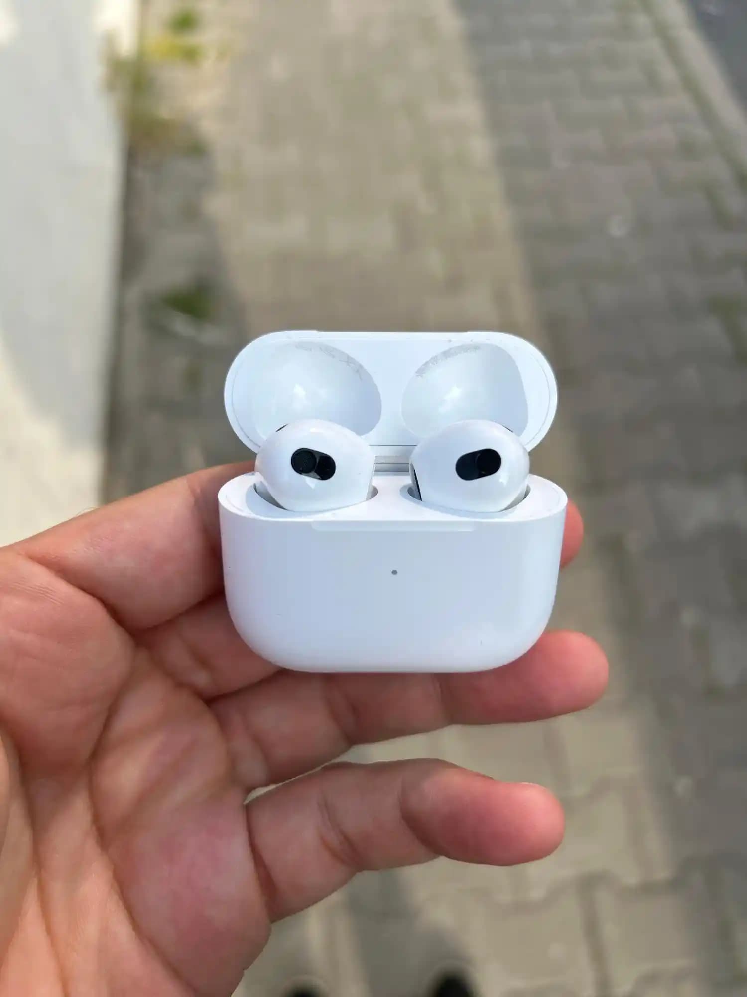 Apple AirPods 3. Nesil: Yüksek Ses Kalitesi ve Ergonomik Tasarım ile Kablosuz Deneyim