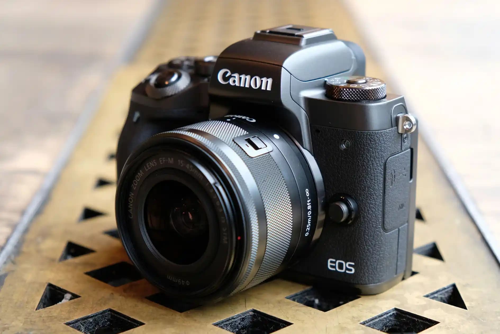 Canon EOS M50: Yaratıcılığı Güçlendiren Çok Yönlü ve Kullanımı Kolay Kompakt Fotoğraf Makinesi