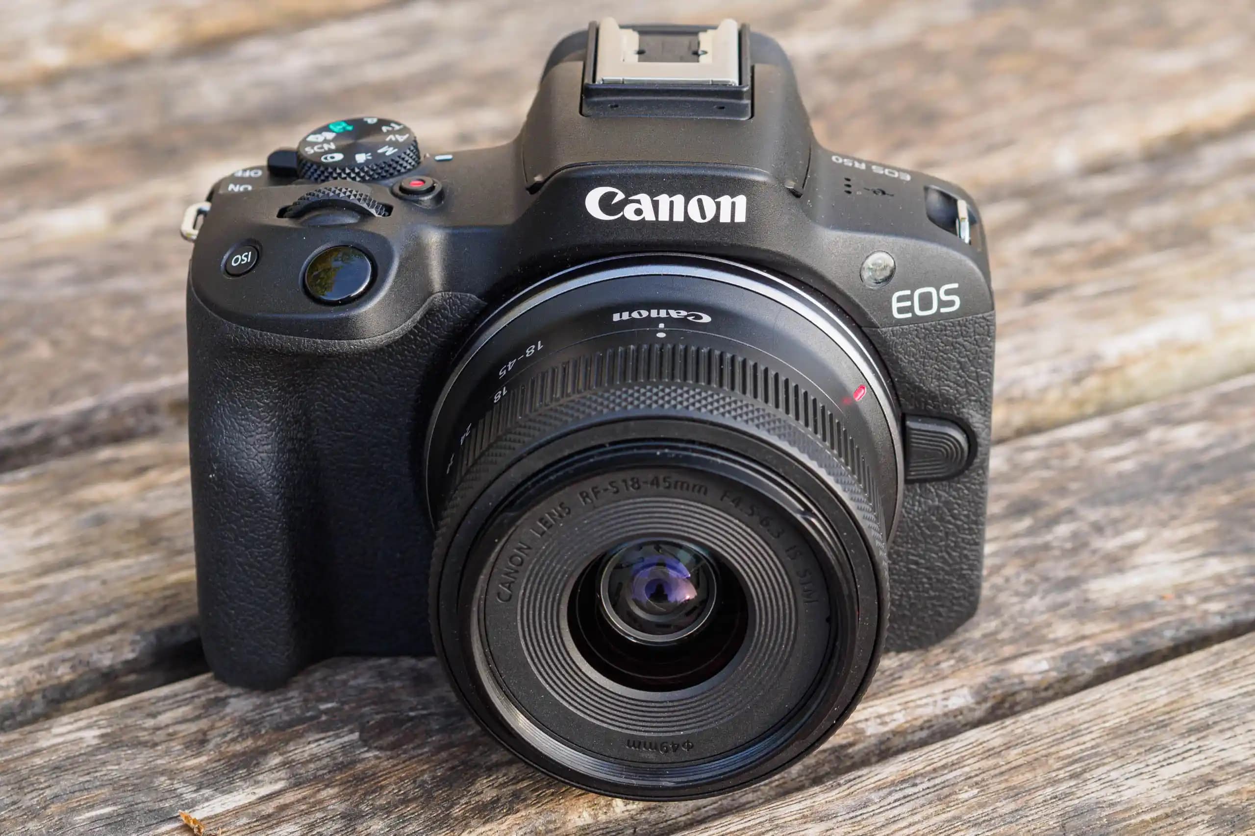 Canon EOS R50: Yüksek Kalite ve Kullanım Kolaylığı Sunan Hafif Aynasız Fotoğraf Makinesi