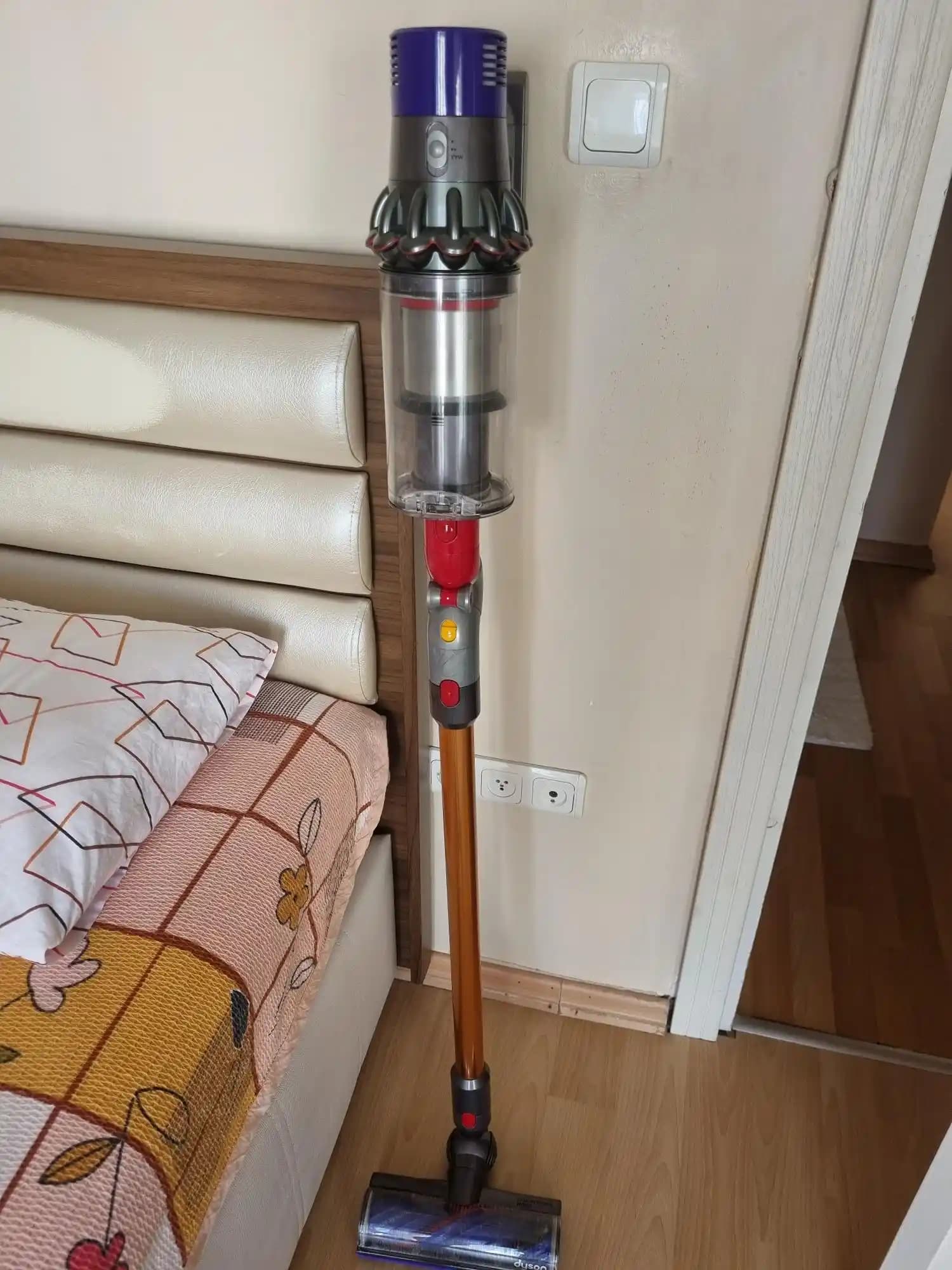 Dyson Şarjlı Süpürgeler: Kablosuz Temizlikte Güç ve Konforun Yeni Standardı