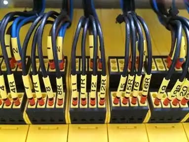 Elektronik Sektöründe Kablo Etiket Makinesi Kullanımının Önemi ve Güncel Trendler