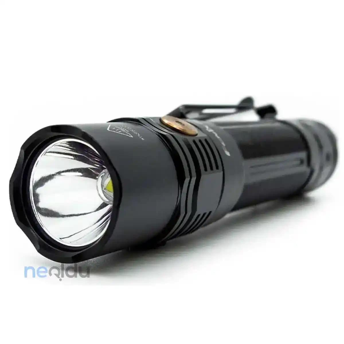 En İyi El Feneri Seçimi: Parlaklık, Menzil ve Dayanıklılık Kriterleriyle Rehber