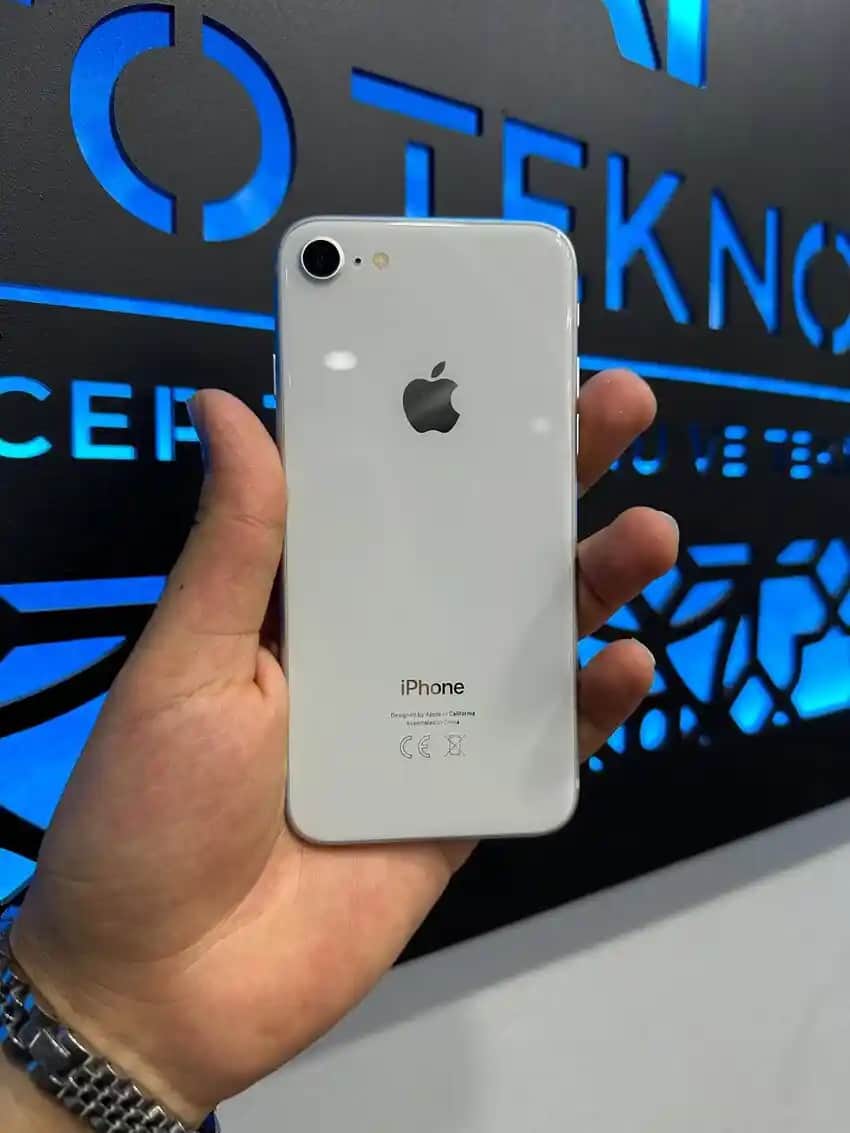 iPhone 8 Beyaz Modeli: Şıklık ve Performansı Bir Arada Sunan Akıllı Telefon