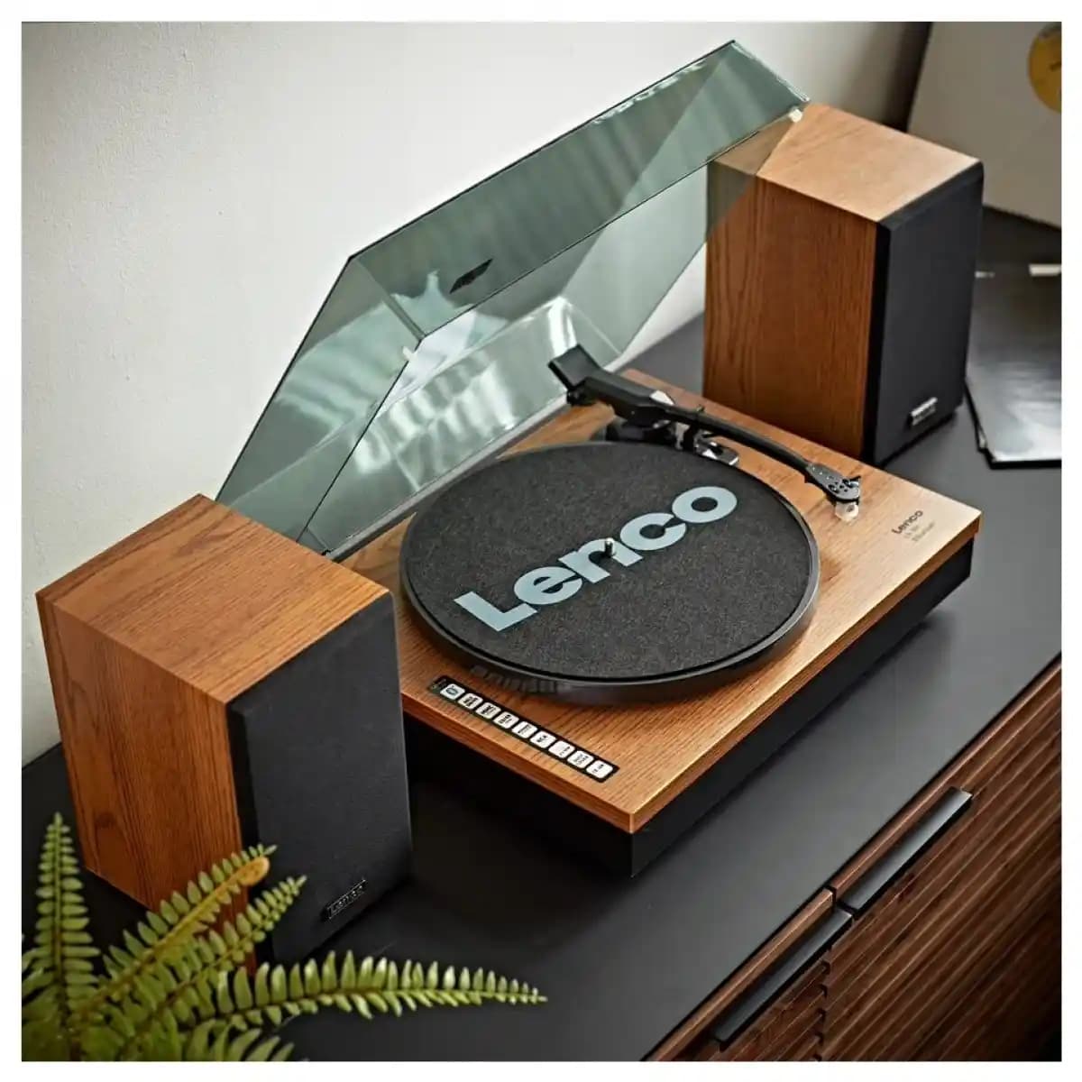 Lenco LS-300: Modern Teknoloji ve Retro Şıklığın Birleştiği Vinyl Pikap Çözümü