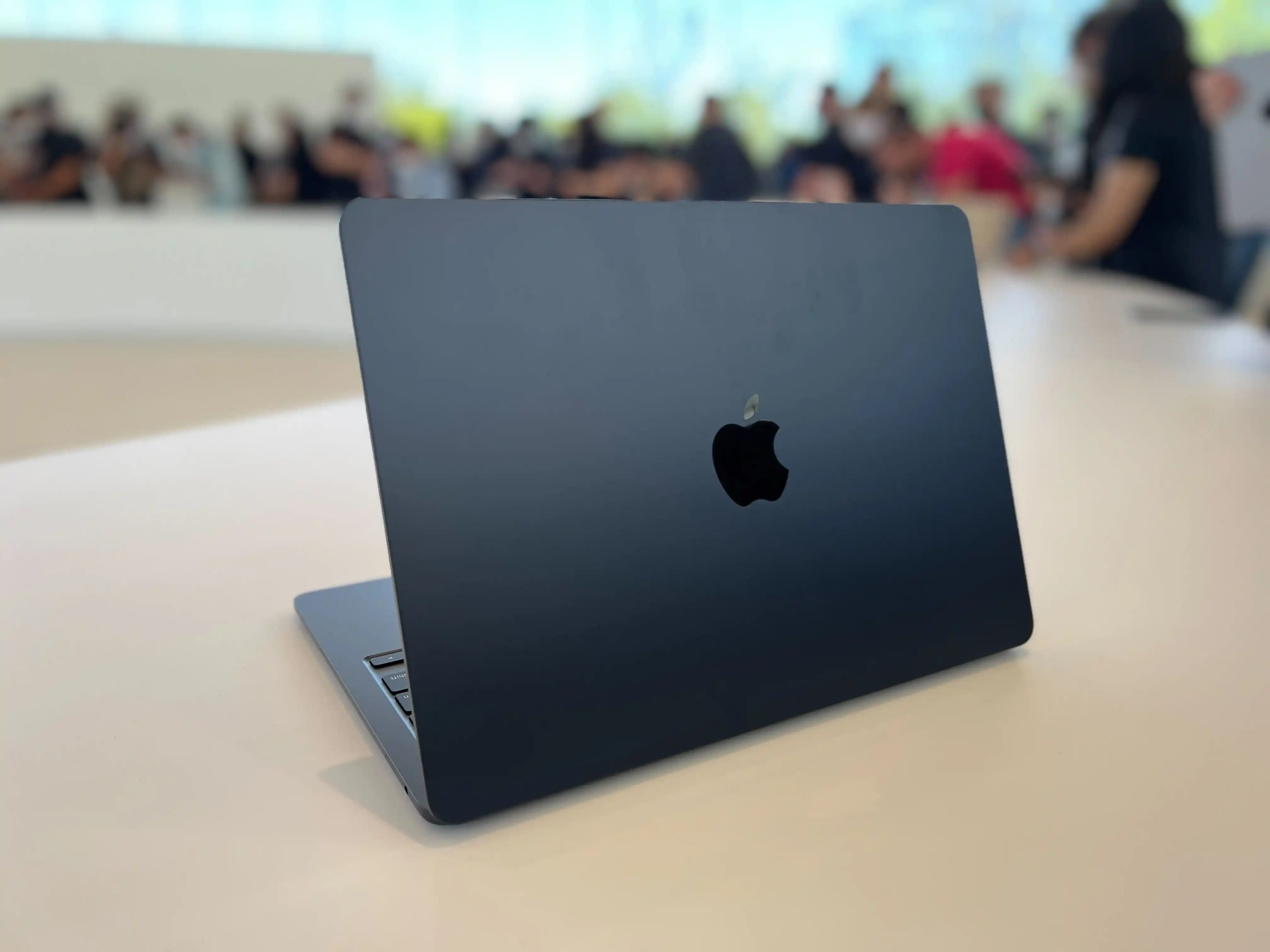 MacBook Midnight: Şık Tasarımı ve Üstün Performansıyla Yeni Nesil Apple Dizüstü Bilgisayarı