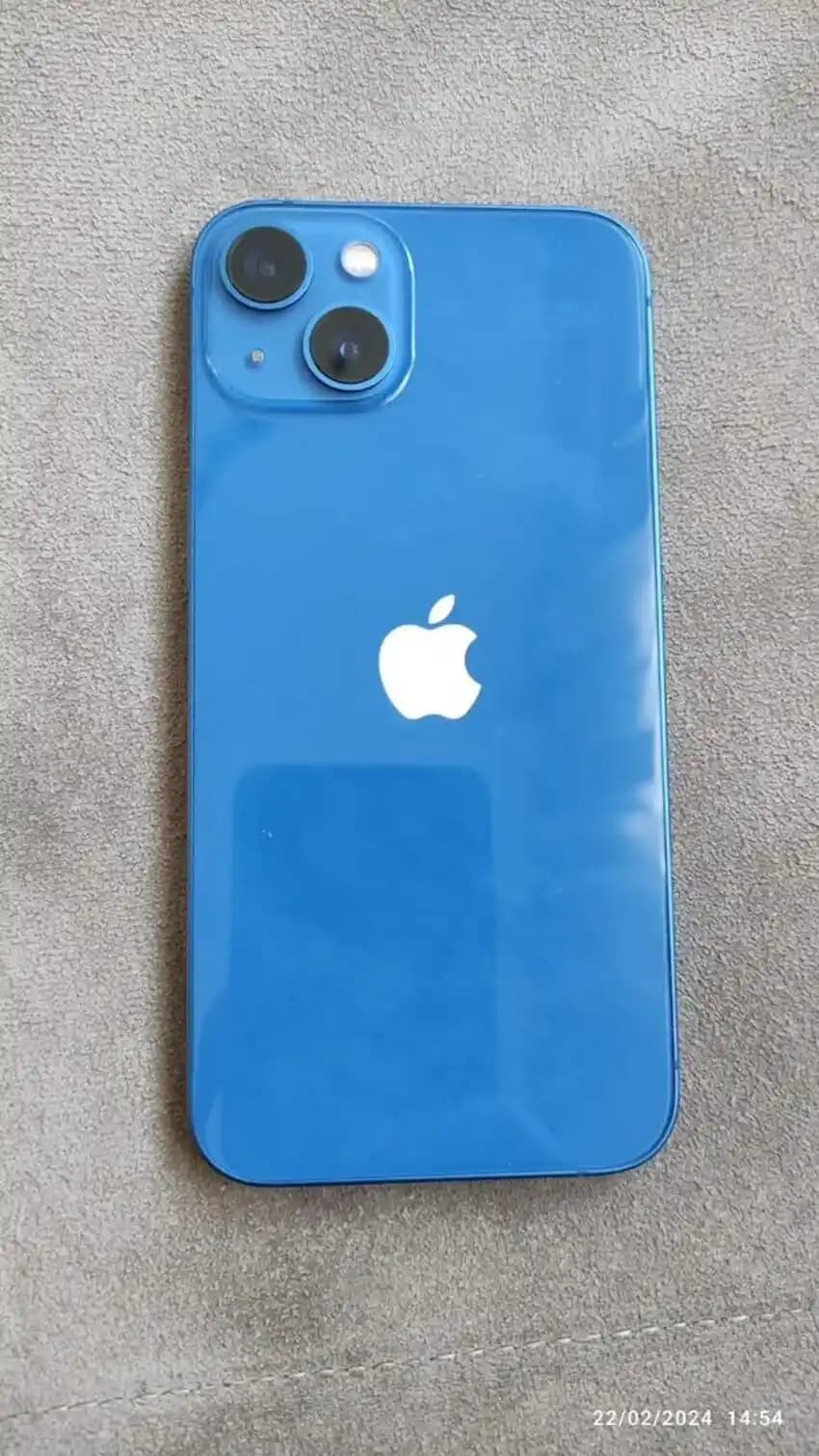 Mavi iPhone 13: Şıklık ve Teknolojinin Birleştiği Modern Akıllı Telefon Seçeneği