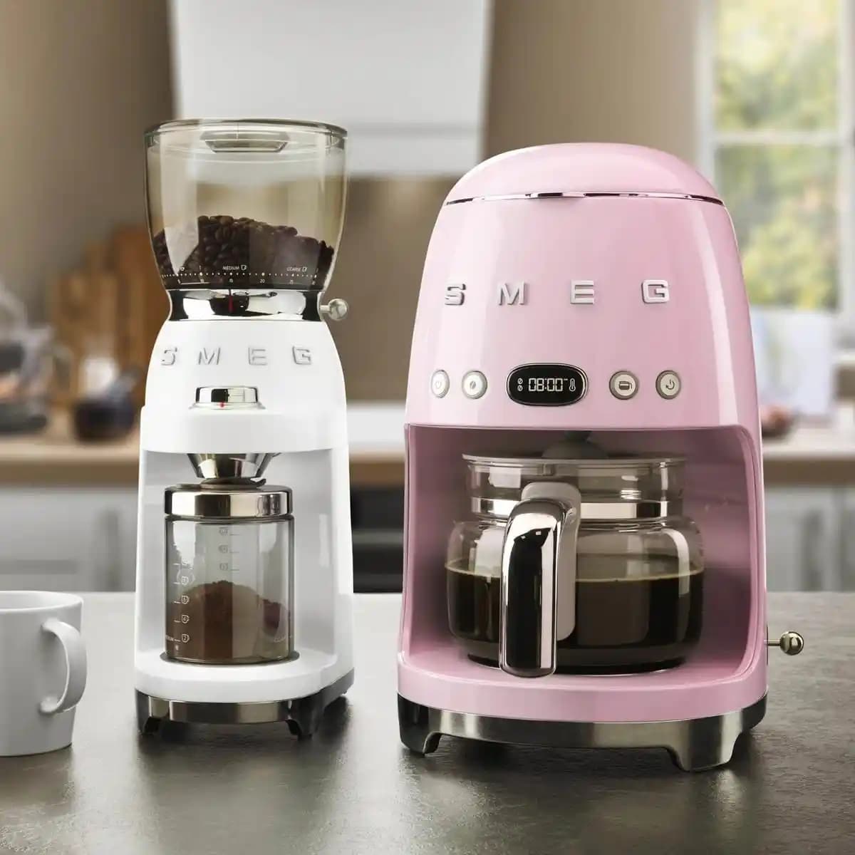 Smeg Çay Makinesi: Estetik ve Teknolojiyi Birleştiren Modern Tasarım ve Fonksiyonellik