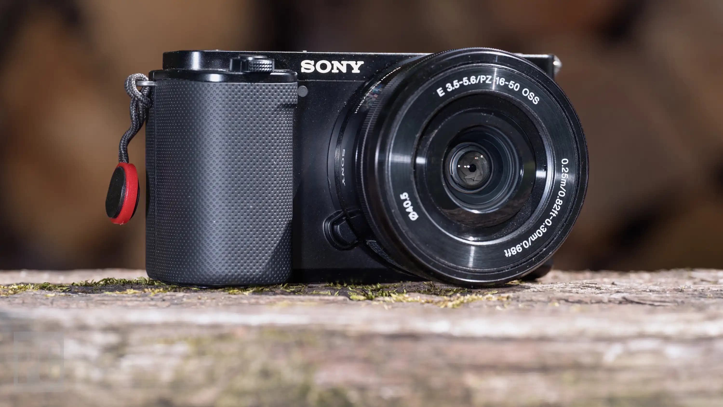 Sony ZV-E10: İçerik Üreticileri ve Vlog Çılgınları İçin Çok Yönlü Yüksek Performanslı Kamera