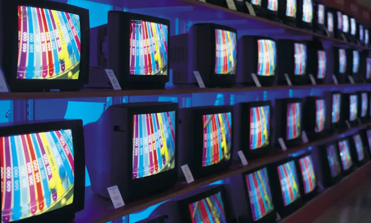 Televizyonun Tarihçesi ve Teknolojik Gelişimi: İcat Süreci ve Toplumsal Etkileri