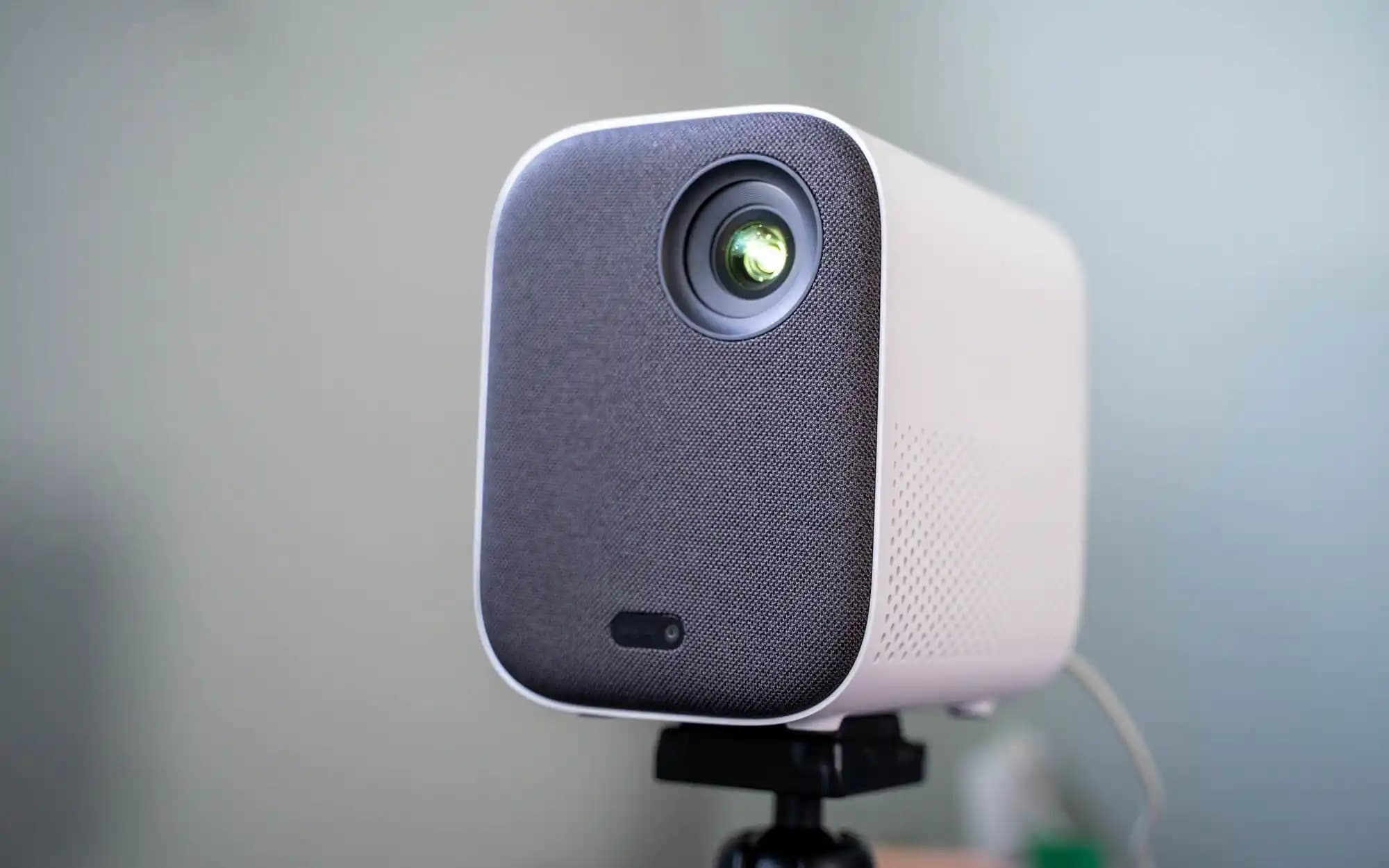 Xiaomi Smart Projector 2: Yüksek Performanslı ve Taşınabilir Akıllı Projektör Özellikleri
