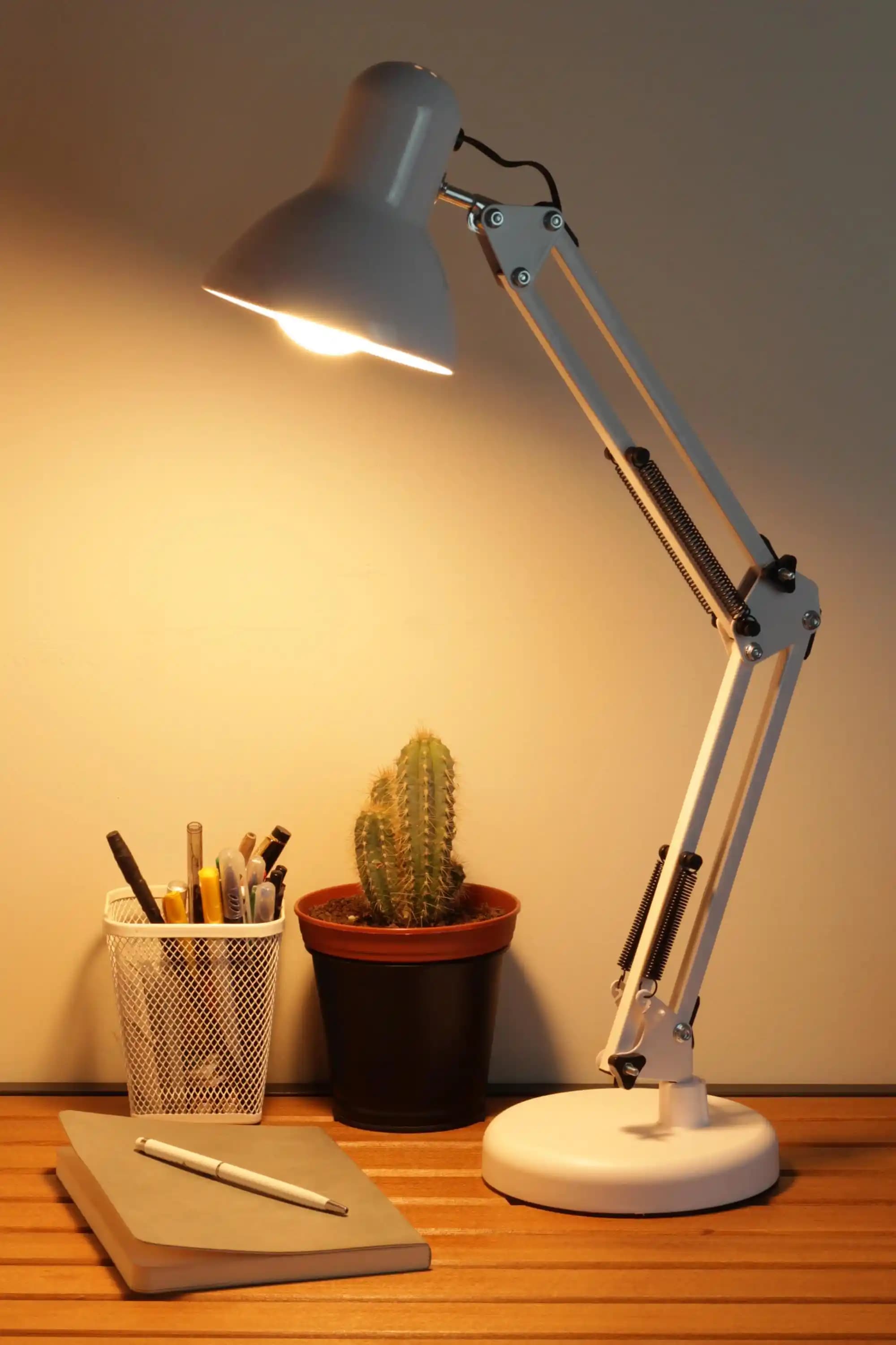 Çalışma Masa Lambası Seçerken Dikkat Edilmesi Gerekenler ve Teknolojik Yenilikler