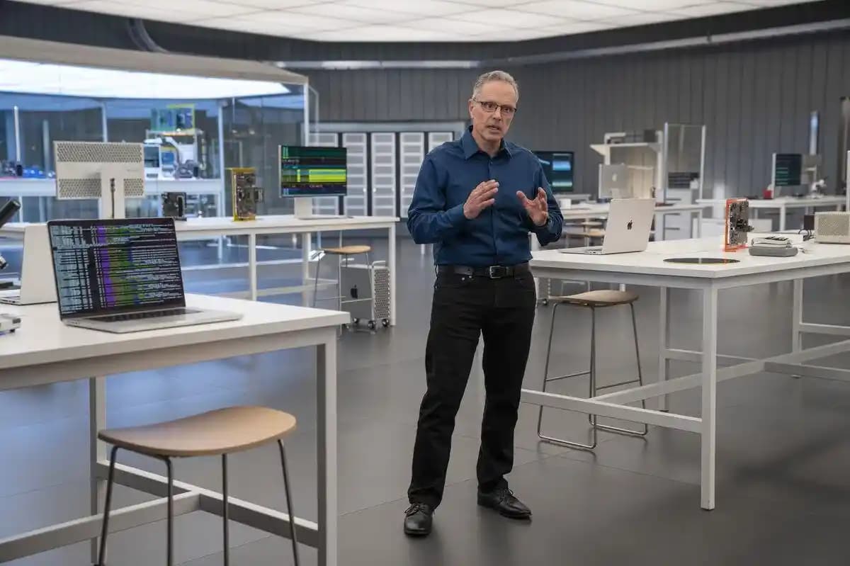 Apple'da Üst Düzey Yönetici Ayrılıkları ve Çip Bölümü Liderinin Geleceği Üzerine Analiz