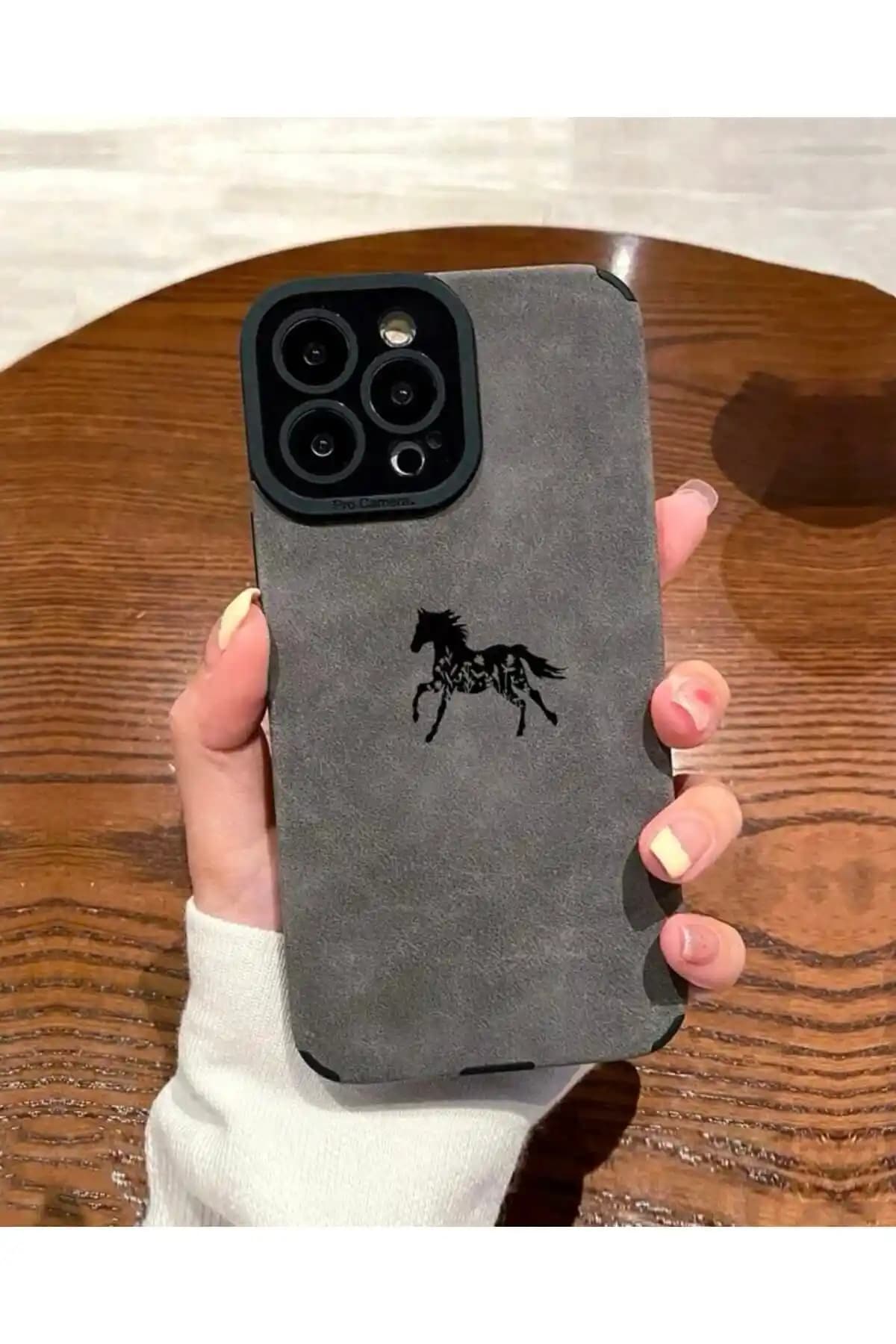 iPhone 14 Pro Max İçin Deri Görünümlü Kılıf ve Hayalet Cam Ekran Koruyucu Karşılaştırması