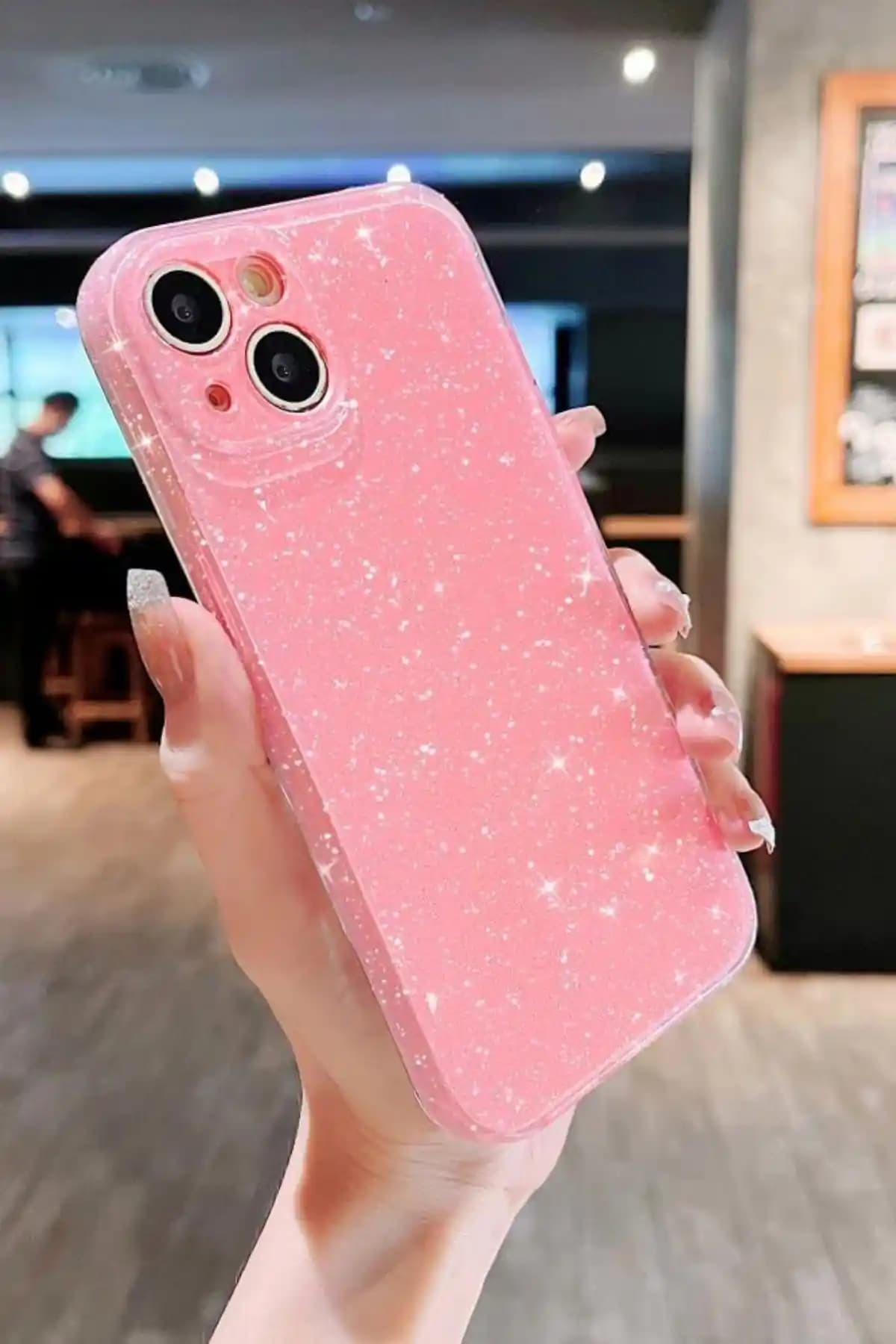 KVK PRİVACY iPhone 13-14 İçin Pembe ve Gümüş Renkli Kılıfların Karşılaştırması