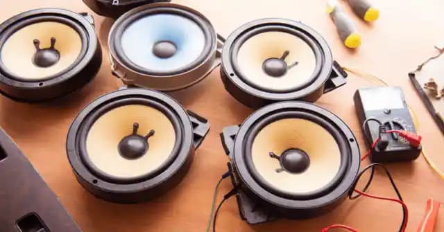 Araba Ön Hoparlörden Ses Gelmeme Sorunu: Nedenler ve Etkili Çözüm Yöntemleri