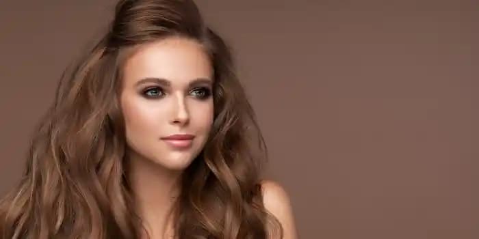 Hacimli Saçlar İçin Teknoloji Destekli Modern Çözümler ve Dijital Bakım Yöntemleri