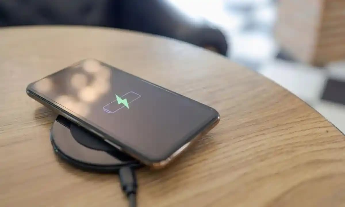 iPhone 11 Temassız Şarj Özelliği ve Kablosuz Şarj Teknolojisi İncelemesi