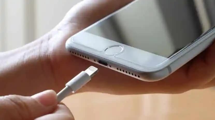 iPhone Şarj Oluyor Gözüküyor Ama Açılmıyor: Nedenleri ve Etkili Çözüm Yöntemleri