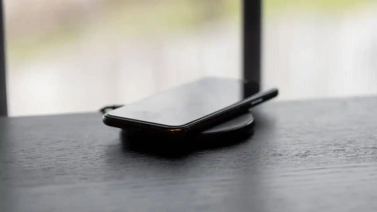 Kablosuz Şarj Özelliği Olan Telefonlar ve Geleceğin Enerji Çözümleri Hakkında Bilgi