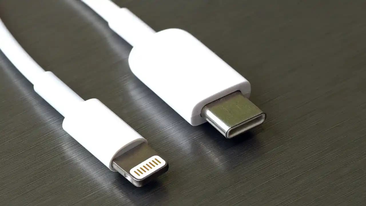 Lightning Kablo ve USB-C: Akıllı Cihazlarda Hangi Bağlantı Daha İyi Performans Sunar