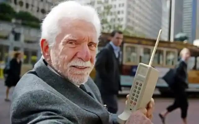Martin Cooper ve Cep Telefonunun Tarihsel Gelişimi: Taşınabilir İletişimin Evrimi
