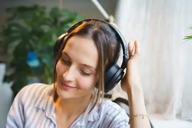 R İşareti Hangi Kulağa Takılır? Teknoloji Ürünlerinde Doğru Kulaklık Kullanımı Rehberi