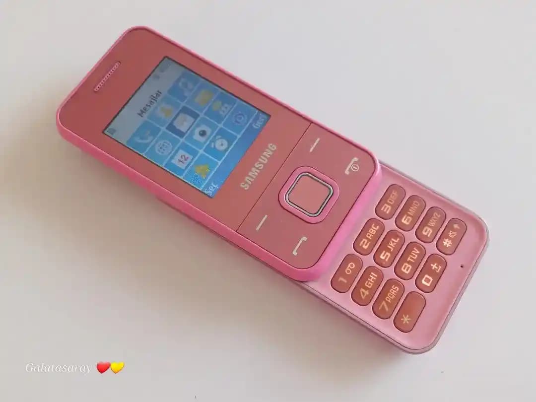 Samsung Pembe Kızaklı Telefon: Estetik Tasarım ve Güçlü Teknoloji Buluşması