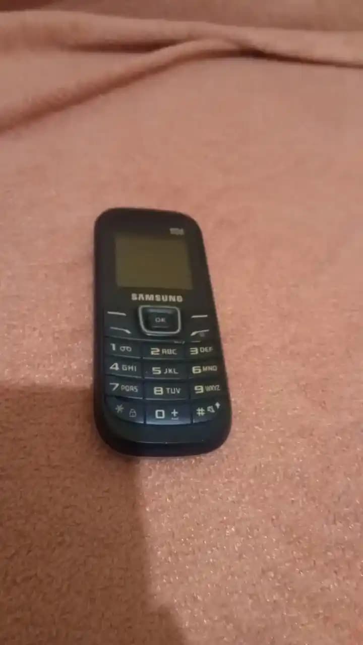 Samsung Tuşlu Telefon Eski Modelleri: Dayanıklılık ve Nostaljinin Teknolojiyle Buluşması