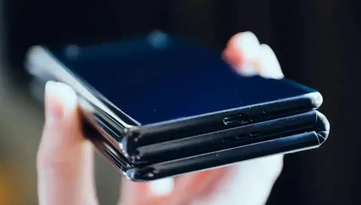 Tablete Dönüşen Telefonlar: Katlanabilir Ekranlı Hibrit Mobil Cihazların Teknik ve Pazar Analizi