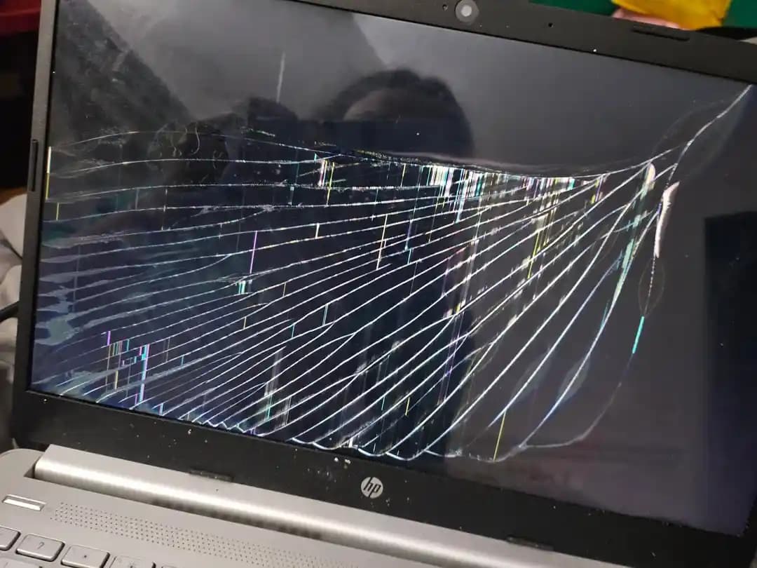 Hasarlı Laptop Ekranının Tespiti ve Onarımı: Teknik Yöntemler ve Duygusal Değerin Korunması