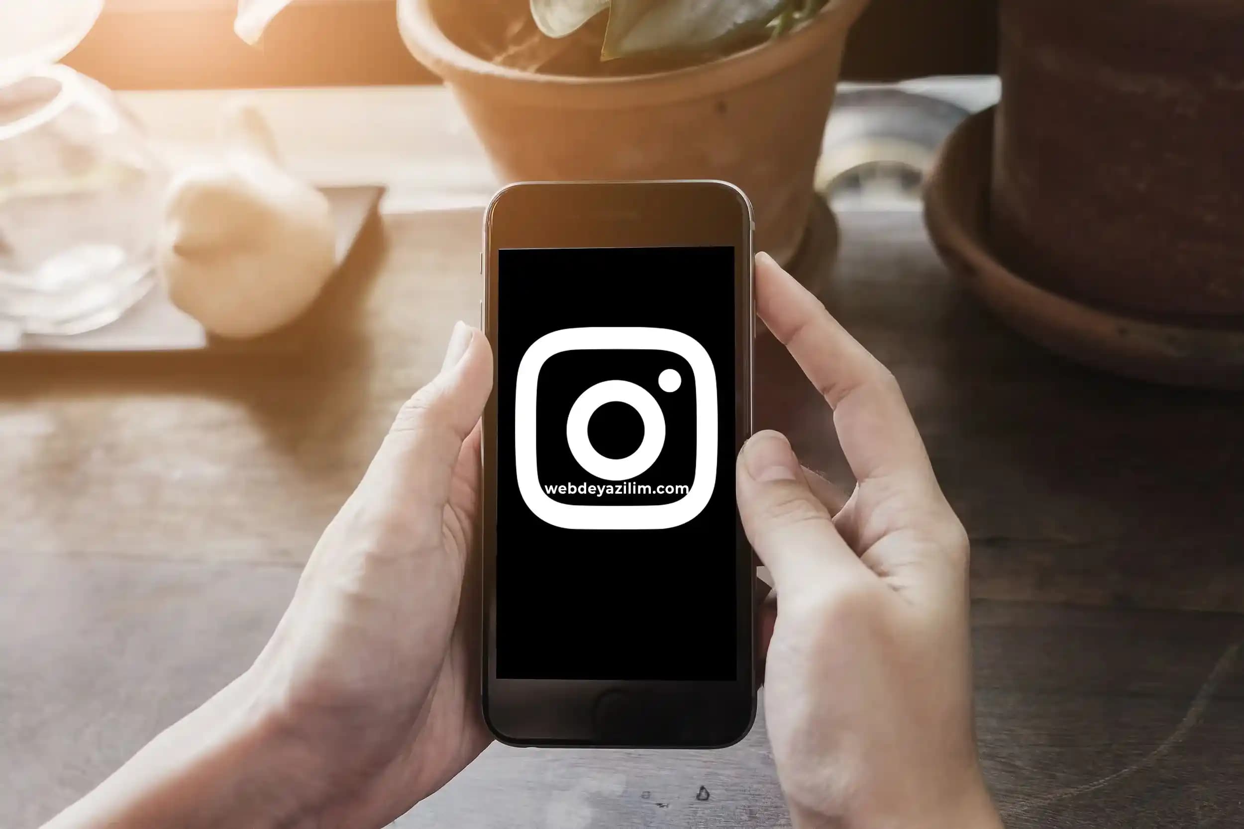 Instagram’da Karanlık Mod: Siyah Temanın Teknolojik ve Kullanıcı Deneyimi Avantajları
