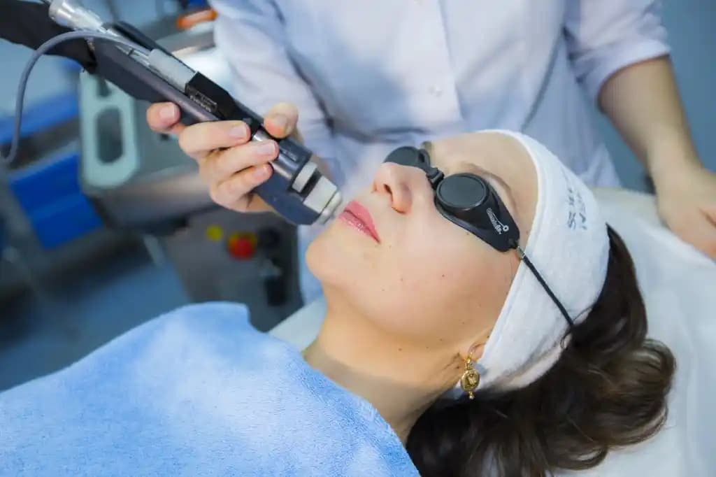 Yüz Lazer Tedavisi: Modern Teknoloji ile Cilt Yenileme ve Estetik Çözümler