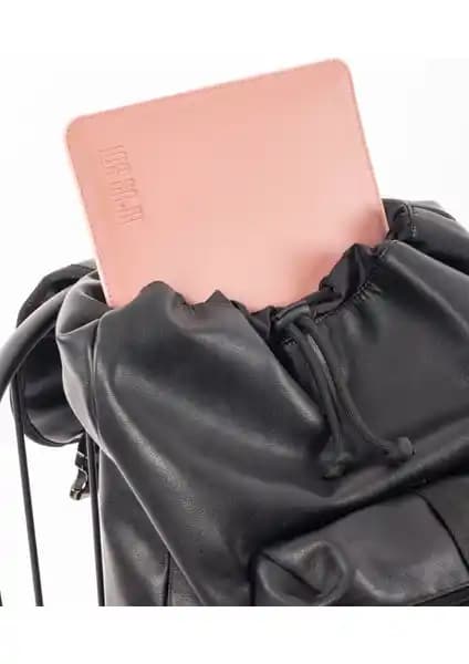 Los Caja Minimalist Laptop Kılıfı: Şık, Vegan Deri ve Su İtici Koruma Çözümü