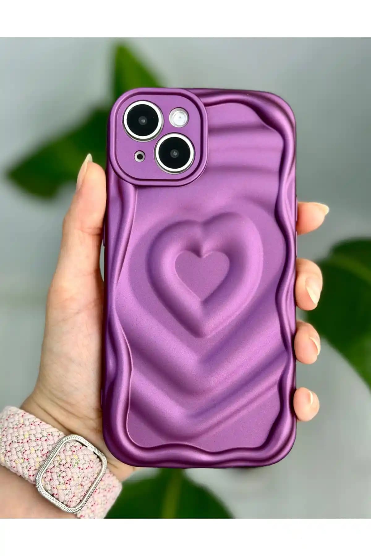 Apple iPhone 13 ve 14 için 3D Kalp Desenli Silikon Kılıf Koruma ve Şıklık