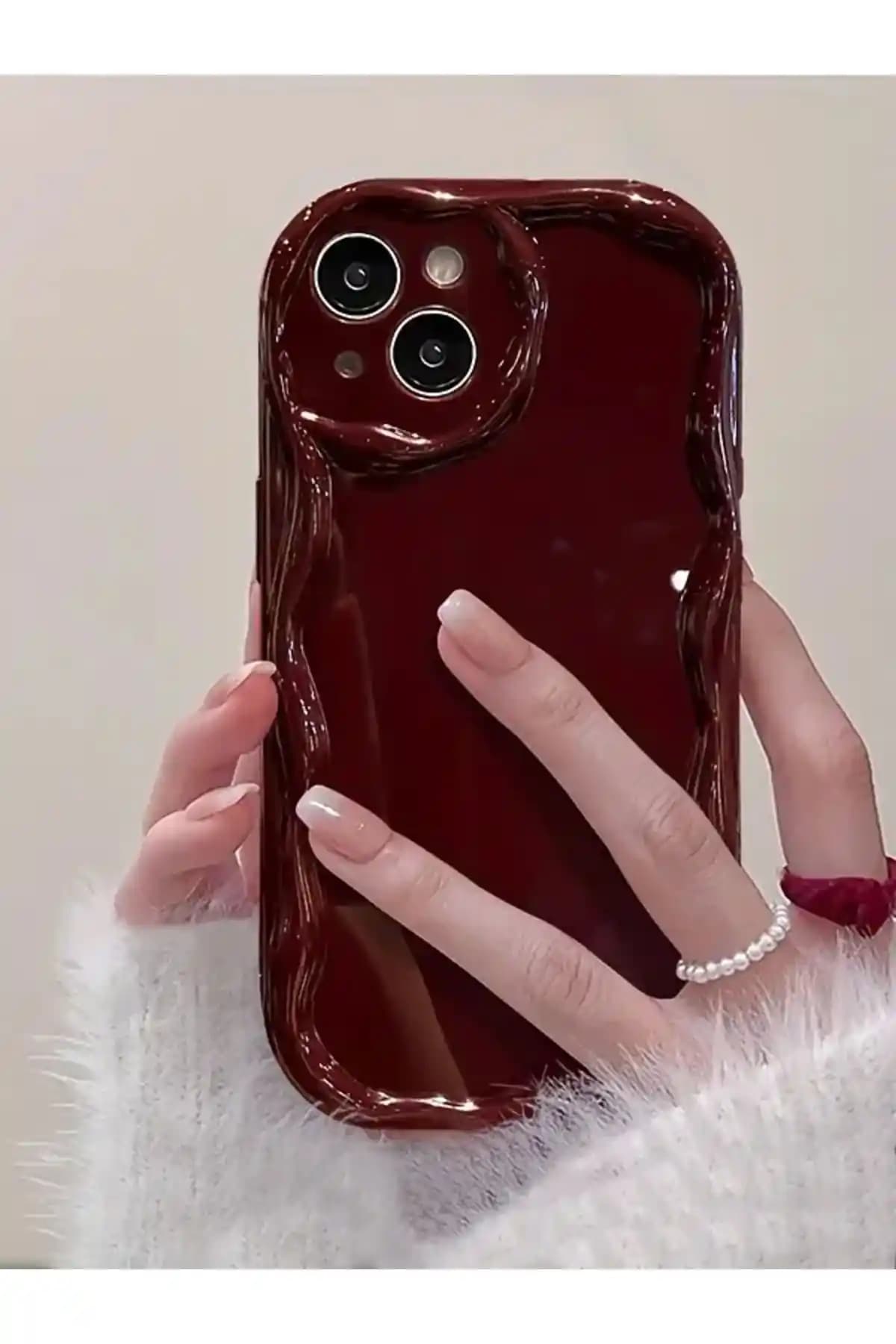 iPhone 15 için şık bordo silikon kılıf koruma ve estetik birleşimi